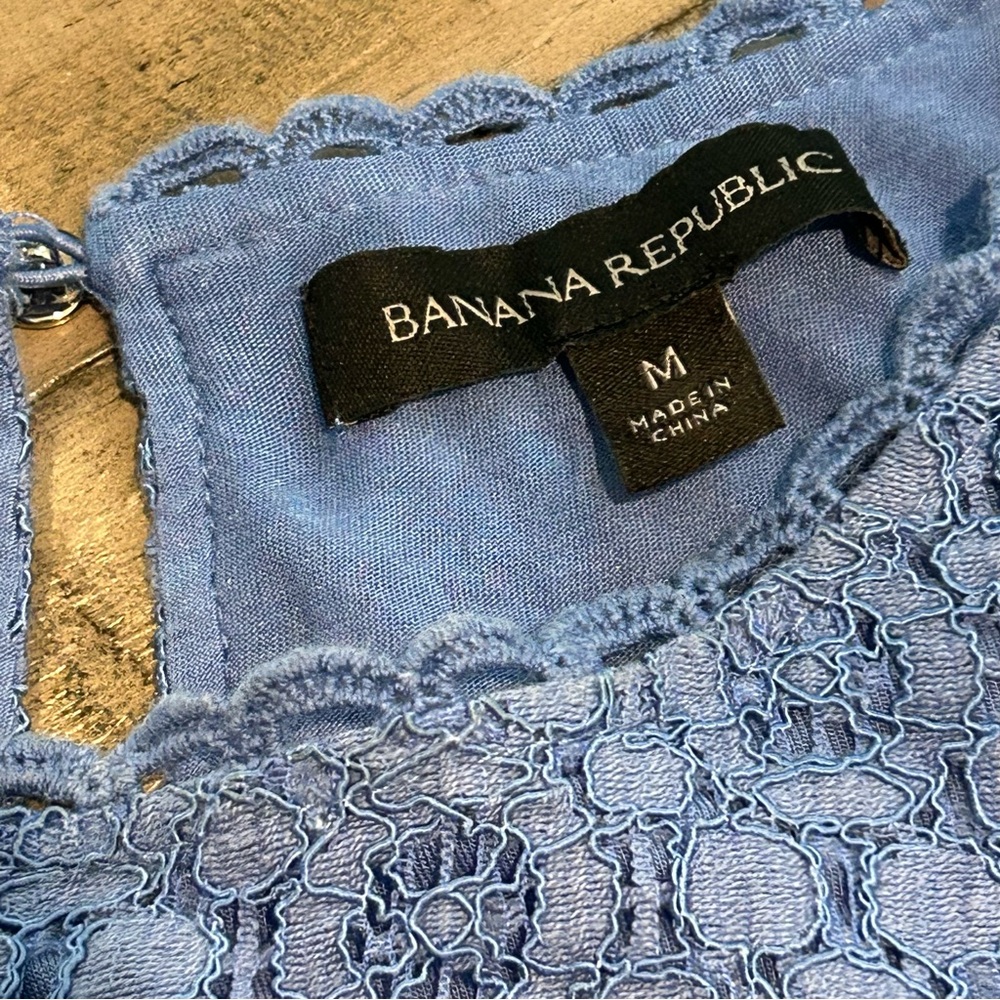 Banana Republic Lacey Blouse Crochet Like Overlay Pretty Periwinkle Size Medium - Picture 5 of 9